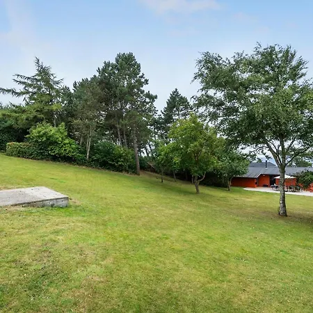 3 Bedroom Cozy In 펜션 Martofte